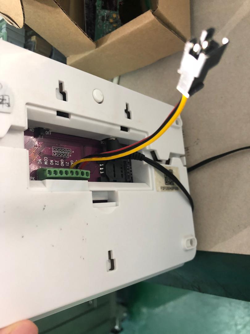 anti-jammer-433mhz-centrale-allarme-collegamento Potenzia la stabilità dei kit ACW. Monitoraggio preventivo contro gli oscuratori di segnale per un allarme wireless ancora più sicuro. Collegamento